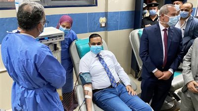 محافظ الدقهلية يتبرع ببلازما الدم لمرضي كورونا.. بالصور