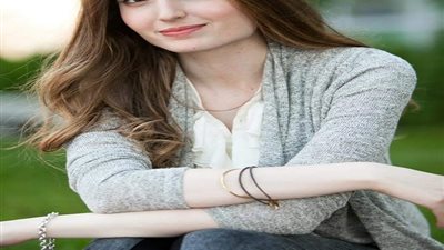 بالفيديو.. مصرية أمريكية تغني للجيش الأبيض