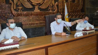 محافظ الغربية يجتمع برؤساء المراكز والمدن والأحياء لمجابهة 