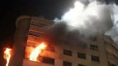 بالفيديو.. رجل يقفز من أعلى مبنى التهمته النيران