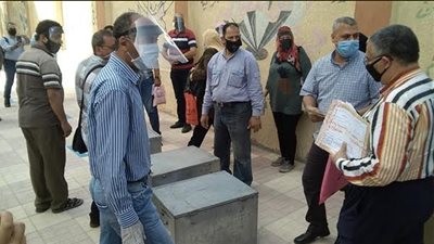 امن السويس ينقذ 40 مراقبا تعطل بهم الباص أثناء ذهابهم للجان السويس