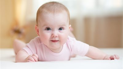 5 فوائد للعاب الطفل.. لا ينبغي على الأم مسحه