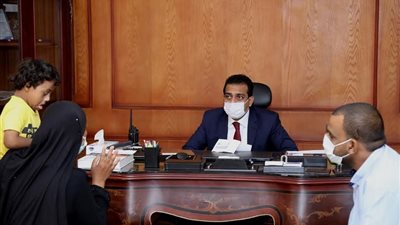 نائب محافظ قنا يستقبل المواطنين لبحث شكاواهم