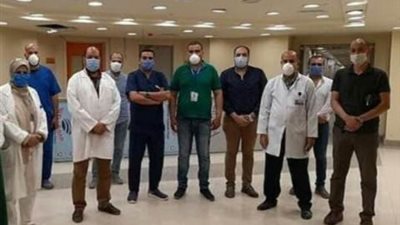 مستشفى الإسماعيلية العام تودع 9 متعافين من كورونا بالورود والشيكولاته