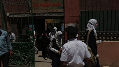 طلاب أسيوط يشتكون من صعوبة اللغة الانجليزية