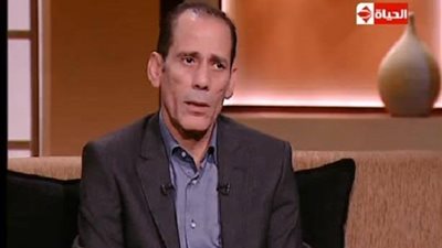 محمود عزب يكشف سبب وفاة شقيقة المفاجئ