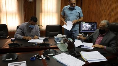 مياه الشرقية توقع عقودا لمشروعات شبكات الصرف الصحى بكفر الفرايحة