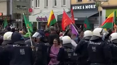 تفاصيل اعتداء انصار اردوغان على مسيرة كردية لحقوق الانسان بالنمسا ..