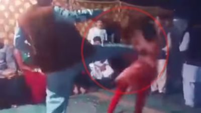 ركلة مؤلمة لراقصة خلال زفاف باكستاني.. فيديو