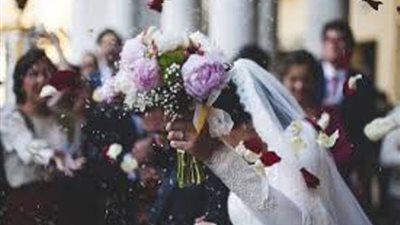 وفاة العريس وإصابة 95 من المدعوين بكورونا في حفل زفاف