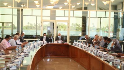 محافظ قنا يبحث آليه تنفيذ الخطة الاستثمارية الجديده للعام 2020/2021