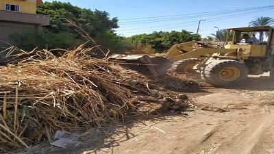 رفع 45 طن مخلفات تطهير ترع بالقرنة غرب الأقصر
