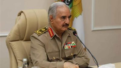 حفتر يجتمع بقادة الجيش الليبى بعد يوم من الضربات الجوية على قاعدة الوطية