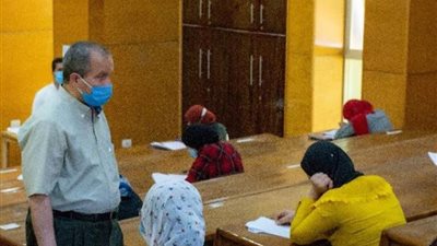 رئيس جامعة السويس يتفقد امتحان الفصل الدراسي الثاني بكليتي العلوم والتربية