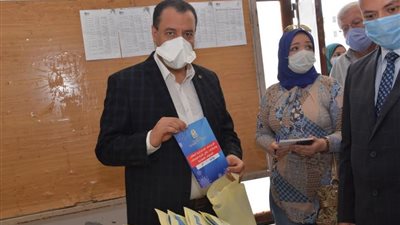جامعة أسيوط تستقبل طلابها المغتربين بتوزيع عبوات تضم كمامات ومطهر للوقاية الصحية بداخل الوحدات السكنية بالمدينة الجامعية