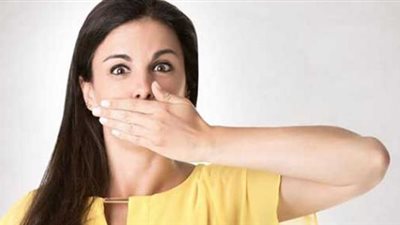 10 أشياء تسبب رائحة الفم الكريهة