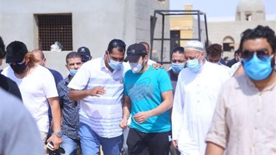 انهيار حمادة هلال أثناء تشييع جنازة والدته .. صور