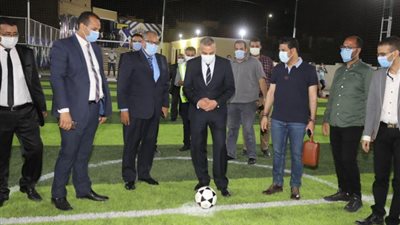 محافظ سوهاج يفتتح ورشة ملابس جاهزة وملعب خماسي لكرة القدم بمياه طهطا