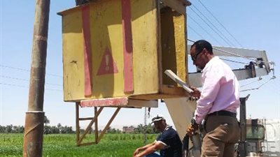 صيانة شاملة لكشافات الإنارة بنطاق قرية البحرى قمولا بقنا .. صور