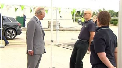 بالفيديو.. موظف يصاب بحالة إغماء عند رؤيته الأمير تشارلز