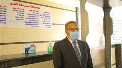 رئيس جامعة الاقصر يتابع تطبيق الاجراءات الاحترازية والوقائية بإمتحانات الكليات