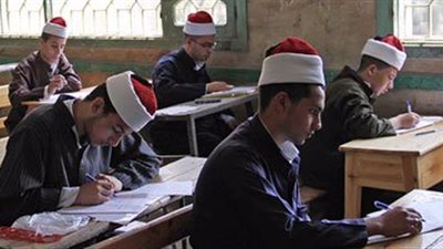 طلاب القسم الأدبى بالثانوية الأزهرية يؤدون امتحان مادة الصرف