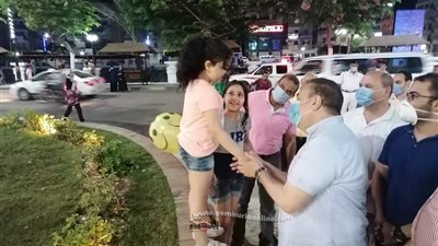 محافظ المنوفية.. يداعب الأطفال و يكافئ أحد عمال النظافة لإخلاصه وتفانيه في العمل