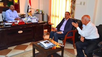 نواب الاسماعيلية يناقشون مشاكل الصرف الصحى بارض الجمعيات وابوصوير مع رئيس الشركة