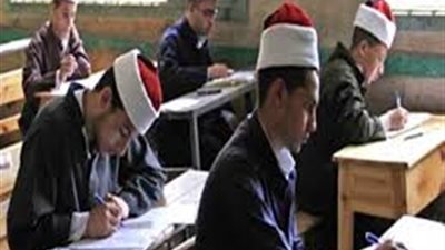 طلاب القسم الأدبى بالثانوية الأزهرية يؤدون امتحان مادة التفسير