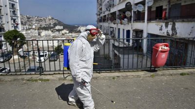 مدير مستشفى يلقي بنفسه من الطابق الأول هربا من أهل متوف بكورونا فى الجزائر