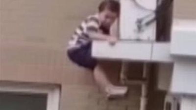 شاهد بالفيديو.. رجل ينقذ طفلا من الموت بعد سقوطه من الدور الخامس