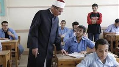 طلاب القسم العلمى بالثانوية الأزهرية يؤدون امتحان مادة البلاغة