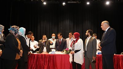 محافظ قنا يستقبل فنان تشكيلي قناوى يحارب الثأر بالرسم والفنون