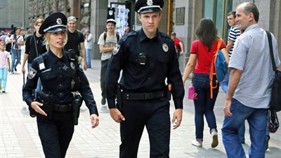 مسلح يطلق سراح شرطي احتجزه كرهينة في أوكرانيا