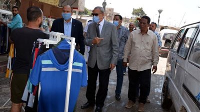 حملة لإزالة الباعة الجائلين والإشغالات بينها