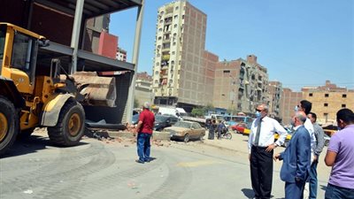 محافظ القليوبية يفاجئ أهالى شبرا الخيمة ويشرف علي ازالة مبني بشارع 15 مايو