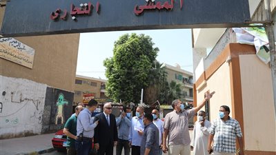 محافظ قنا يتفقد مكتب تصديقات الخارجية والممشي التجاري