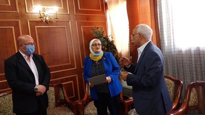 إتحاد عمال مصر يكرم سناء السعيد مقررة المشاركة السياسية بقومي المرأة