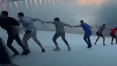 بالفيديو.. 30 شخصا ينقذون امرأة من الغرق