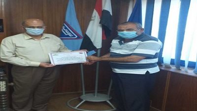 النائب طارق متولي يكرم العاملين بالسويس لتصنيع البترول المشاركين في تطهير المنشأت