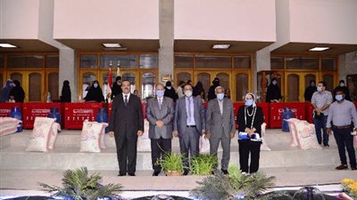 محافظ أسيوط يوزع أفران منزلية على الاسر الأولى بالرعاية والأكثر احتياجاً.. بالصور