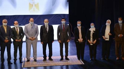 اشرف صبحى يُكرم الإدارات المركزية ومديريات الشباب والرياضة الفائزة بجوائز التميز