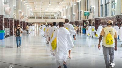 الحجاج يواصلون المناسك بالسعي بين الصفا والمروة