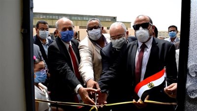 رئيس جامعة بني سويف يتفقد التشغيل التجريبي لمركز الطباعة .صور