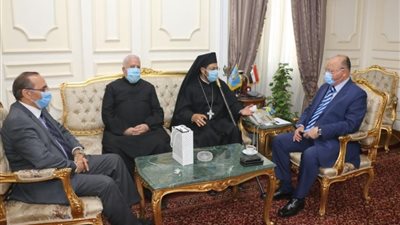 محافظ القاهرة يستقبل وفد ممثلى كنيسة الأقباط الكاثوليك .. صور