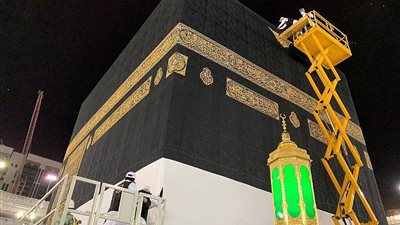 بالصور والفيديو.. مراسم تغيير كسوة الكعبة المشرفة بالحرم المكي