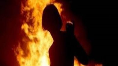 خمسيني يشعل النيران في زوجته أمام الأبناء ..والسبب صادم
