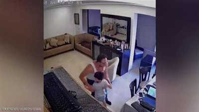 فيديو للبنانى يحاول حماية ابنه من الانفجار يثير اعجاب رواد السوشيال ميديا
