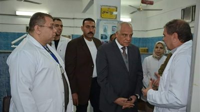 محافظ الجيزة يفاجئ الأطباء بمستشفى أم المصريين