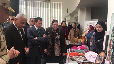 وزير الشباب يتفقد معرضاً للمشروعات الصغيرة والابتكارات بالسويس